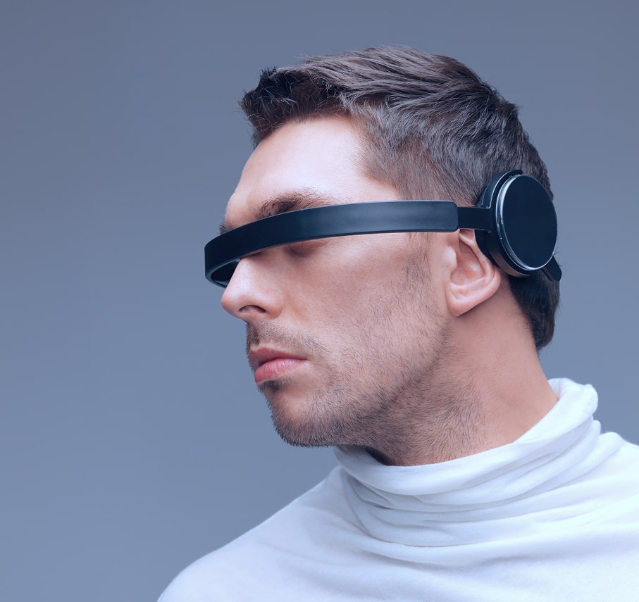 picture-handsome-man-with-futuristic-glasses 1-min